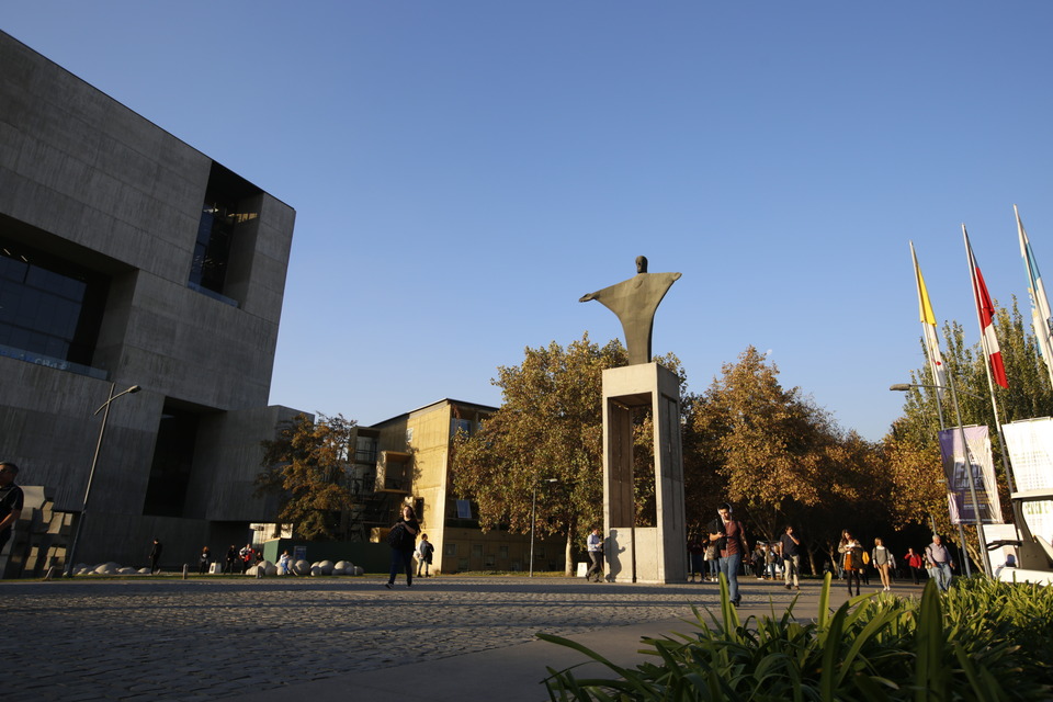 Entrada del Campus San Joaquín de la UC, con la escultura del Cristo